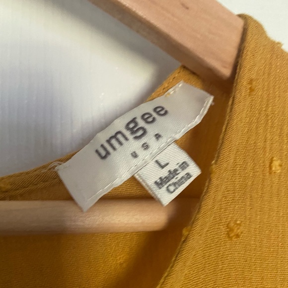 sleeveless yellow top with lace at bottom - Picture 3 of 3